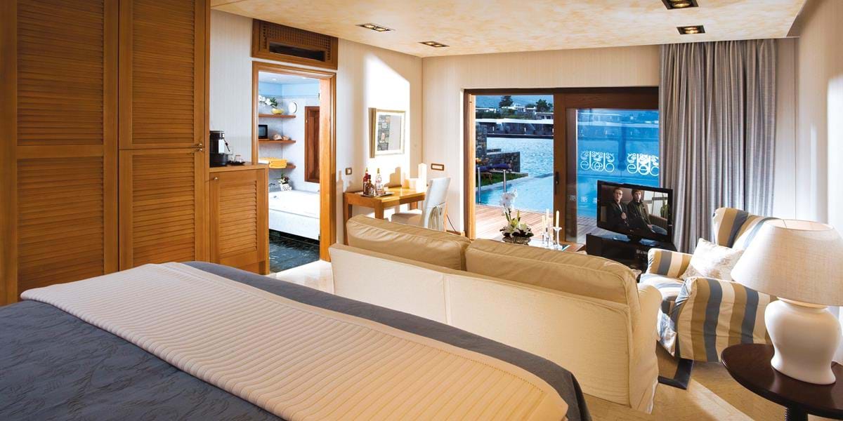 Premium Waterfront Junior Suite with Private Pool (Спальня и гостиная открытого плана)