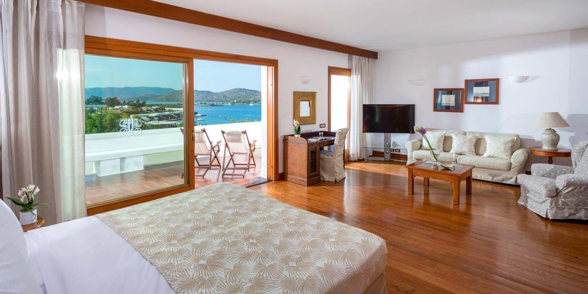 Luxury Hotel & Bungalow Suites Sea View (Спальня и гостиная открытого плана) 