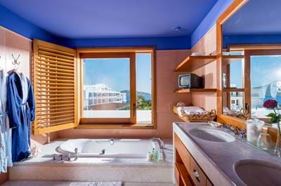 Luxury Hotel Suites Sea View - Bathroom