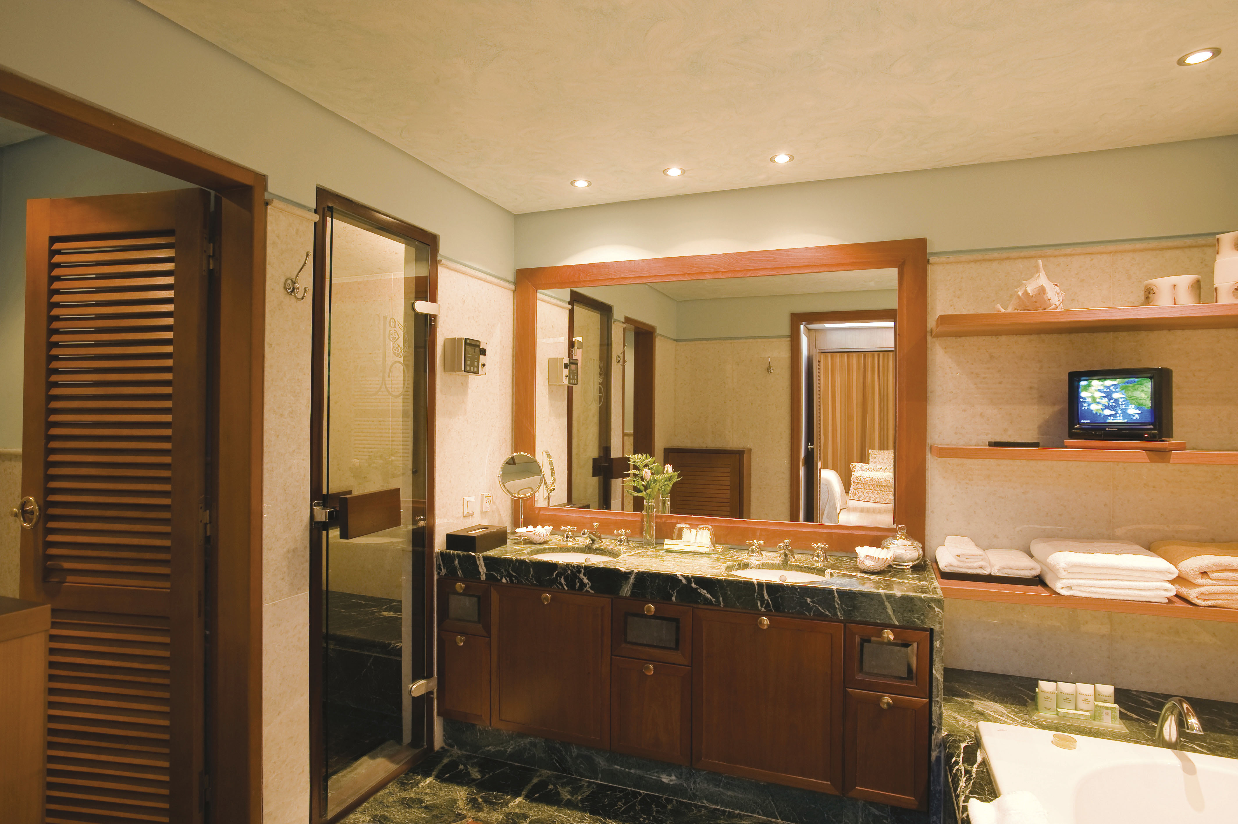 Grand Villa Sea View Private Heated Pool Bathroom