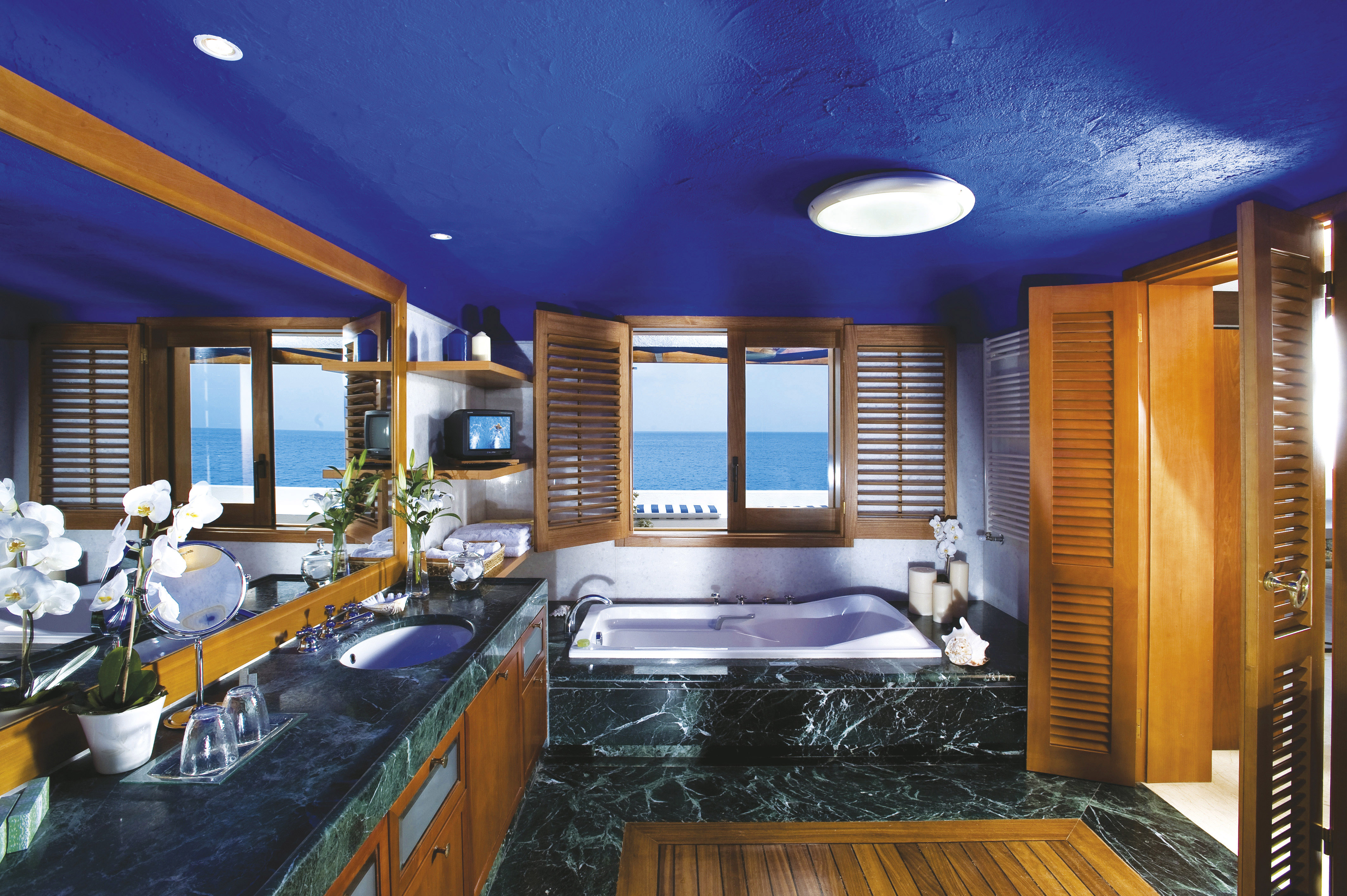 Ambassador Bungalow Suite On The Waters Edge Bathroom