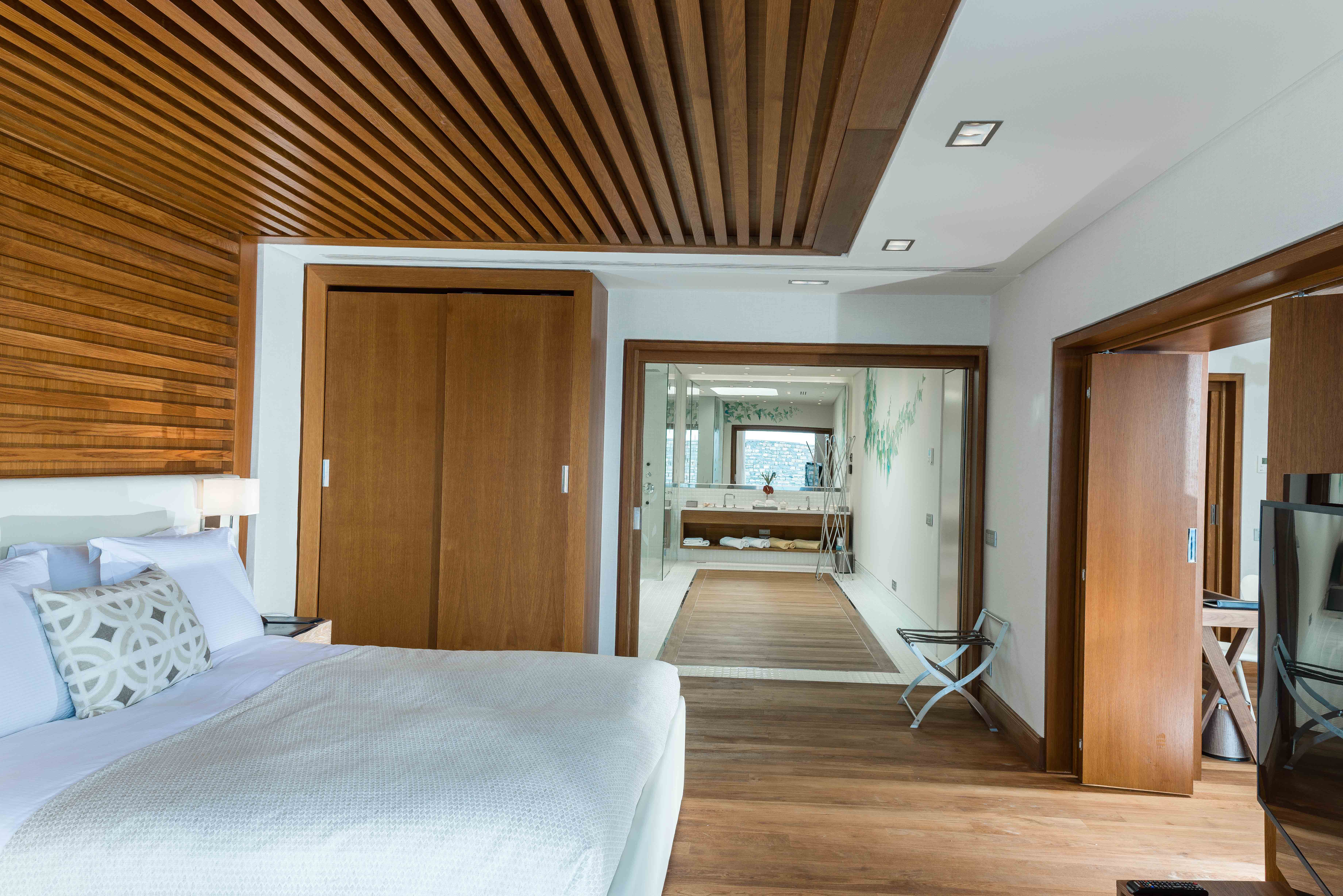 Two Bedrooms Presidential Villas On The Water S Edge With Private Heated Pool 4