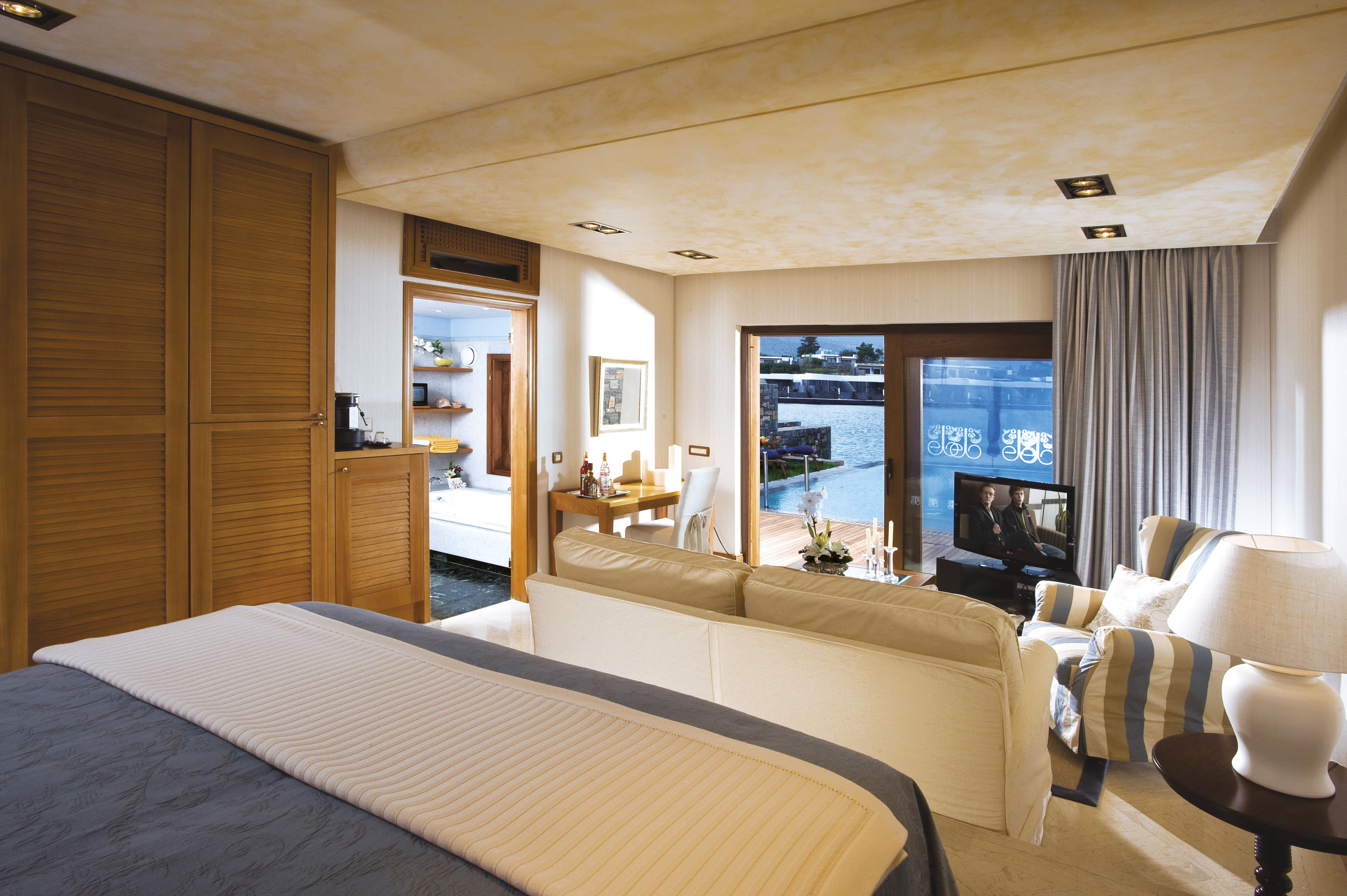 Premium Waterfront Junior Suite Private Heated Pool2